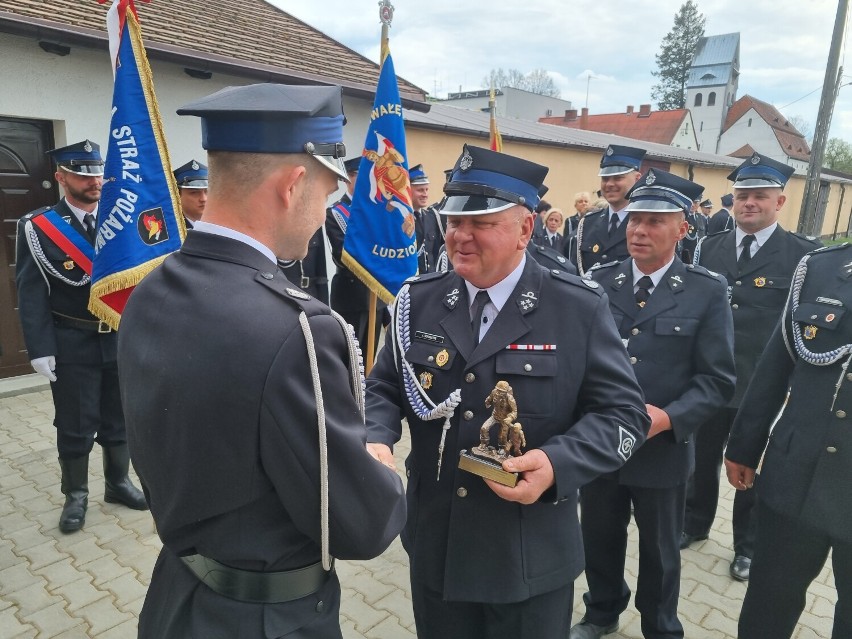 Wręczanie podziękowań dla OSP Miedzichowo od OSP Psarskie