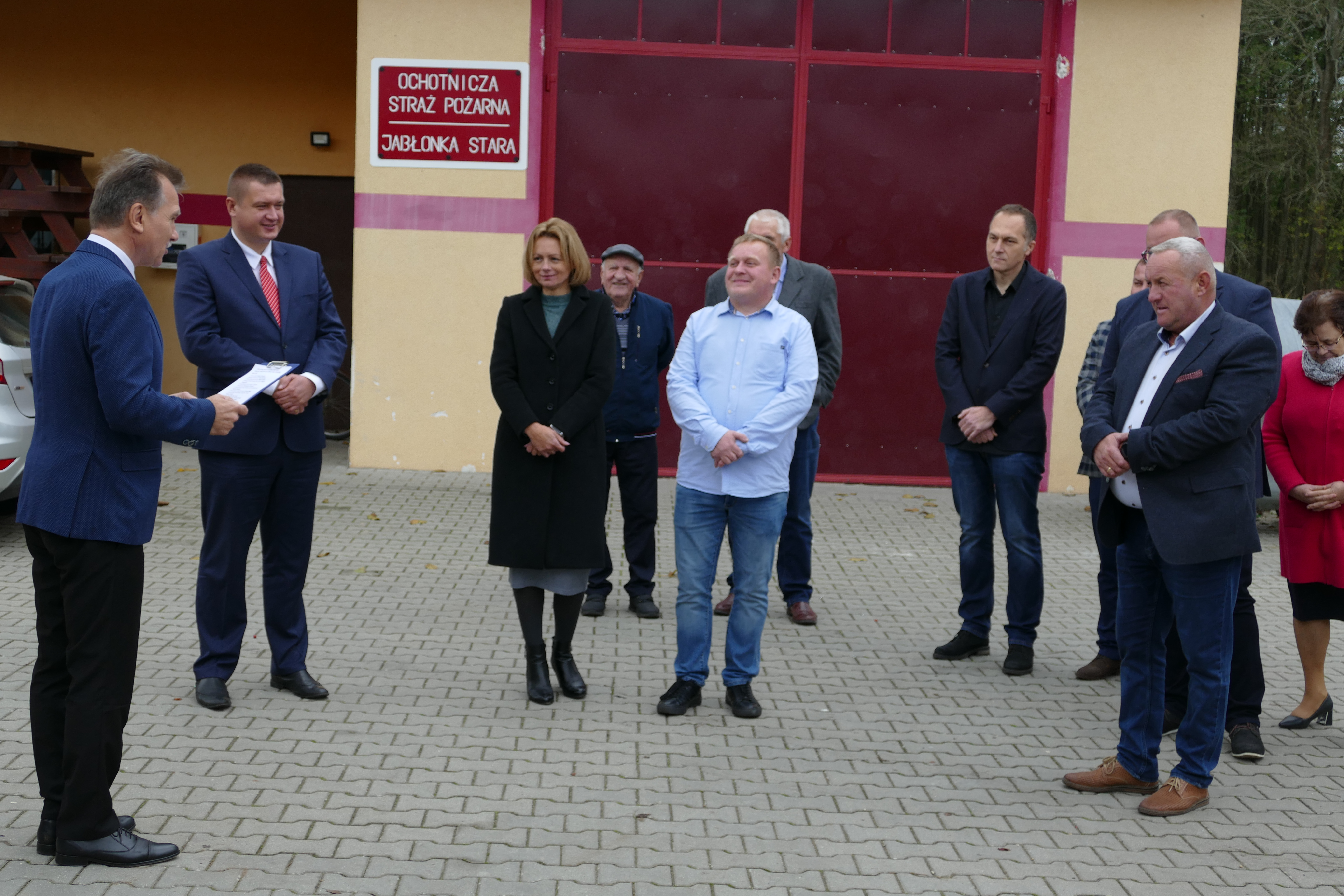 Otwarcie świetlicy wiejskiej w Jabłonce Starej. W tle zdjęcia znajduje się remiza OSP Jabłonki Starej oraz zaproszeni goście.