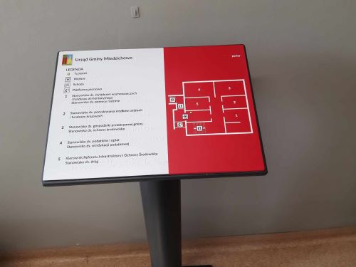 tyflomapa znajdująca się na&nbsp;każdym piętrze urzędu jest w&nbsp;kolorze czerwonym.