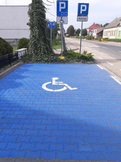 Miejsce parkingowe dla os&oacute;b z&nbsp;niepełnosprawnością przed urzędem.