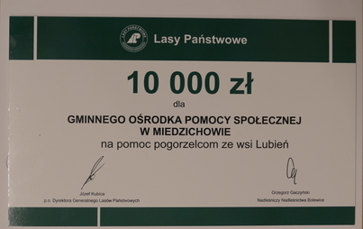 Zdjęcie do NADLEŚNICTWO BOLEWICE PRZEKAZALI SYMBOLICZNY CZEK DLA POGORZELC&Oacute;W