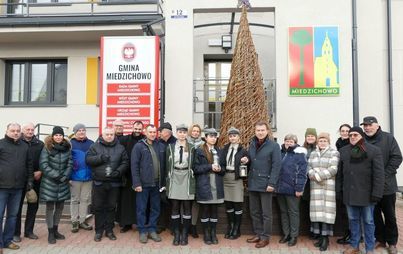 Zdjęcie do Betlejemskie Światełko Pokoju dotarło do Urzędu Gminy Miedzichowo